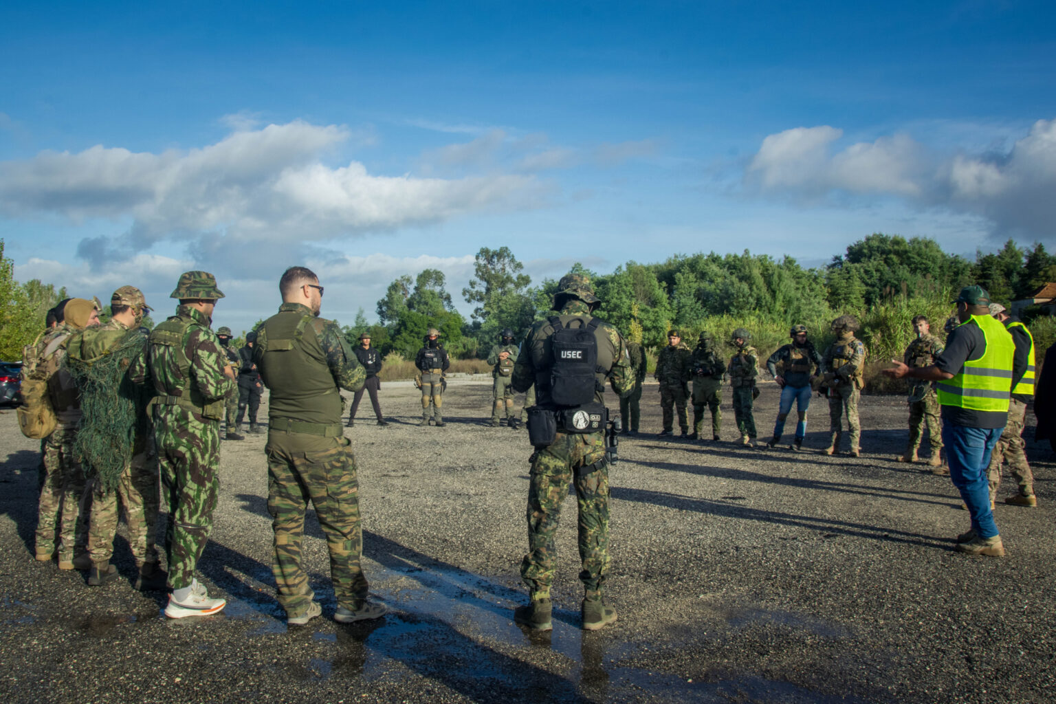 Comunidade de airsoft reunida num campo
